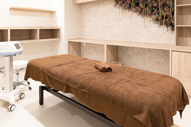 ヒアルロン酸注射（ニューラミス）貴族ラインの施術チケット｜Flora